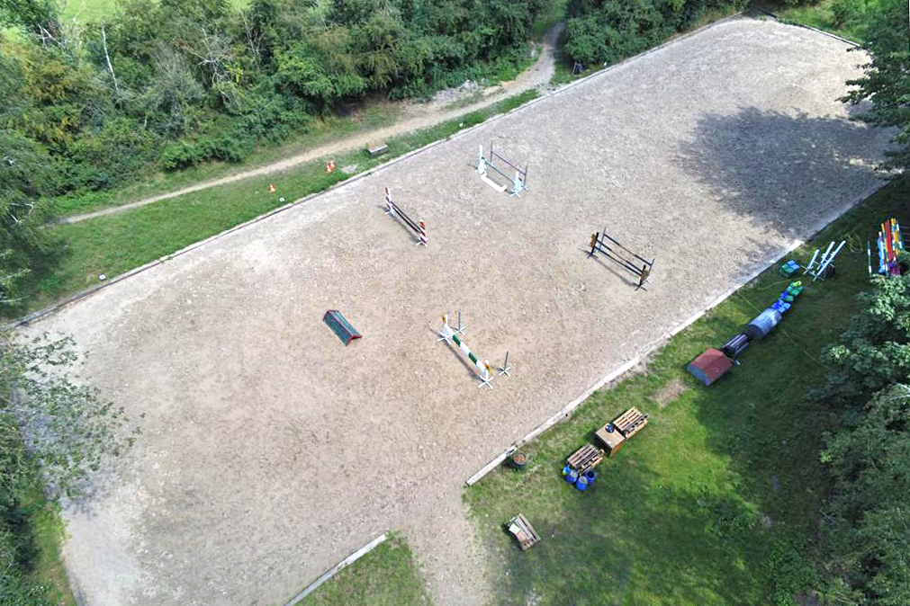 großer Außenreitplatz